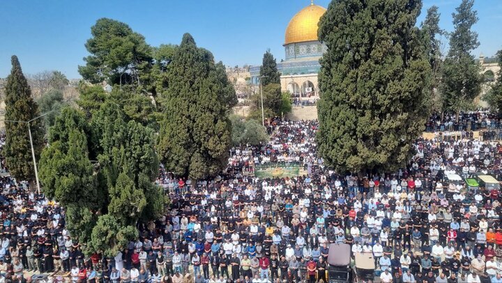100,000 worshipers perform Friday prayers at Al-Aqsa Mosque